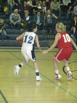Tonasket sophomore Amber Kilpatrick tries to get around Brewster junior Corina Gebbers during the Tigers’ home loss to Brewster on Friday, Dec. 18. Photo by Emily Hanson