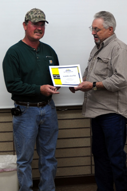 Oroville Mayor Chuck Spieth presents Mark Smith from USKH with a Certificate of Commendation for his quick action in administering CPR to a member of the paving crew working on Oroville’s Main Street Pedestrian Project. Spieth made the presentation at t