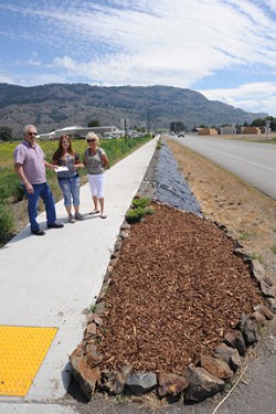 Oroville’s Mayor Chuck Spieth, owner of Spieth Insurance Agency located in the south of end of town and Barb Drummond, Streetscape Chairperson, making donations to Lidstrand’s project along Highway 97 were the flowers and shrubs are being planted. Spi
