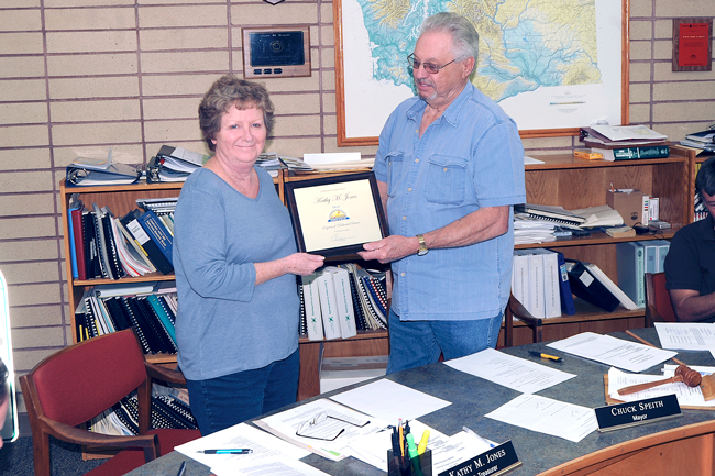 Oroville City Clerk/Treasurer Kathy Jones accepts a certificate of appreciation from Mayor Chuck Spieth for her 40 years of service to the City of Oroville. She will be retiring at the end of October. Gary DeVon/staff photos
