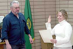 Photo by Gary DeVonOroville Mayor Chuck Spieth swears in newly elected councilwoman Neysa Roley to the Oroville City Council. The ceremony took place prior to the first council meeting of the new year. That meeting was held on Wednesday, Jan. 2, rather th