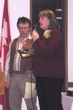 695a Kari Alexander, the 2009 Tonasket Chamber of Commerce President, presented David Kester, outgoing Chamber President, with the 2008 Chamber President’s Award. Kester was also awarded Citizen of the Year by the organization at the chamber banquet held Thu