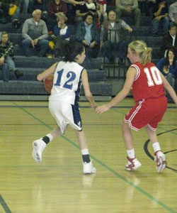 Tonasket sophomore Amber Kilpatrick tries to get around Brewster junior Corina Gebbers during the Tigers’ home loss to Brewster on Friday, Dec. 18. Photo by Emily Hanson