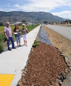 Oroville’s Mayor Chuck Spieth, owner of Spieth Insurance Agency located in the south of end of town and Barb Drummond, Streetscape Chairperson, making donations to Lidstrand’s project along Highway 97 were the flowers and shrubs are being planted. Spi