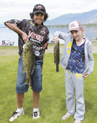 2664a Jonathan Arnold and his Big Fish Award Big Smallmouth poses with MaKenna Reed.