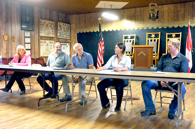 Gary DeVon/staff photo Commissioner candidates for the November general election met at the Oroville Grange for a candidate’s forum. They are (l-r) Sheilah Kennedy and Chris Branch (District 1), moderator George Thornton and Ashley Thrasher and Andy Hover (District 2).